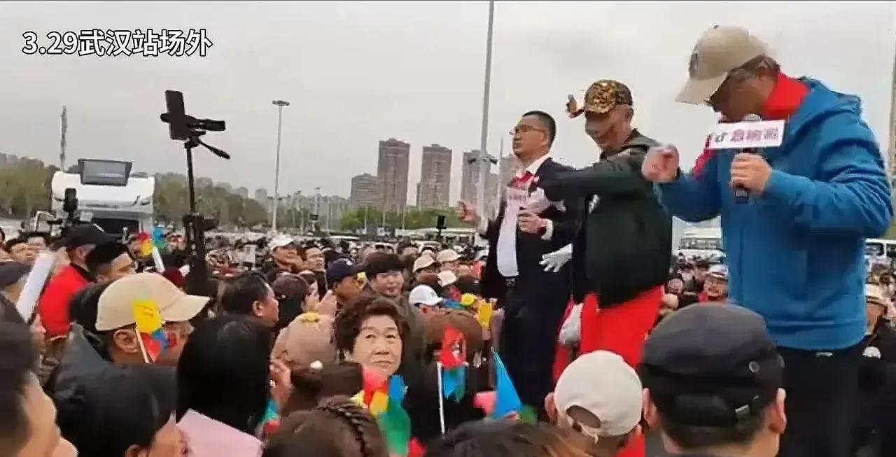 一觉醒来，华语乐坛大地震！刀郎武汉演唱会外场挤爆10-25万人，连停车场都成了万