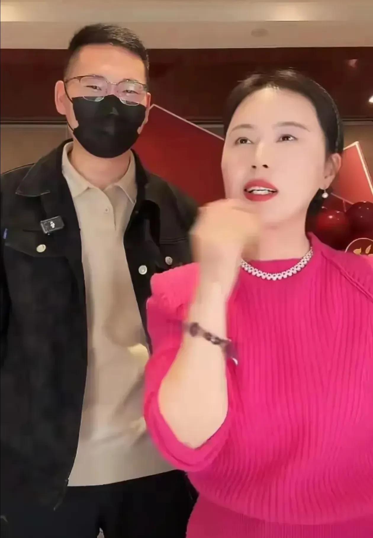 耍到个八卦
网红女博士相宜最近一期视频里
给员工发红包后让老员工发言
叫起来一名
