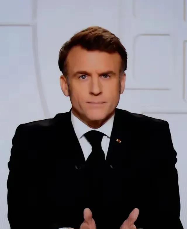 他神色凝重，直言美国对俄乌冲突的态度有了大转变。之前美国可是给乌克兰提供不少援助