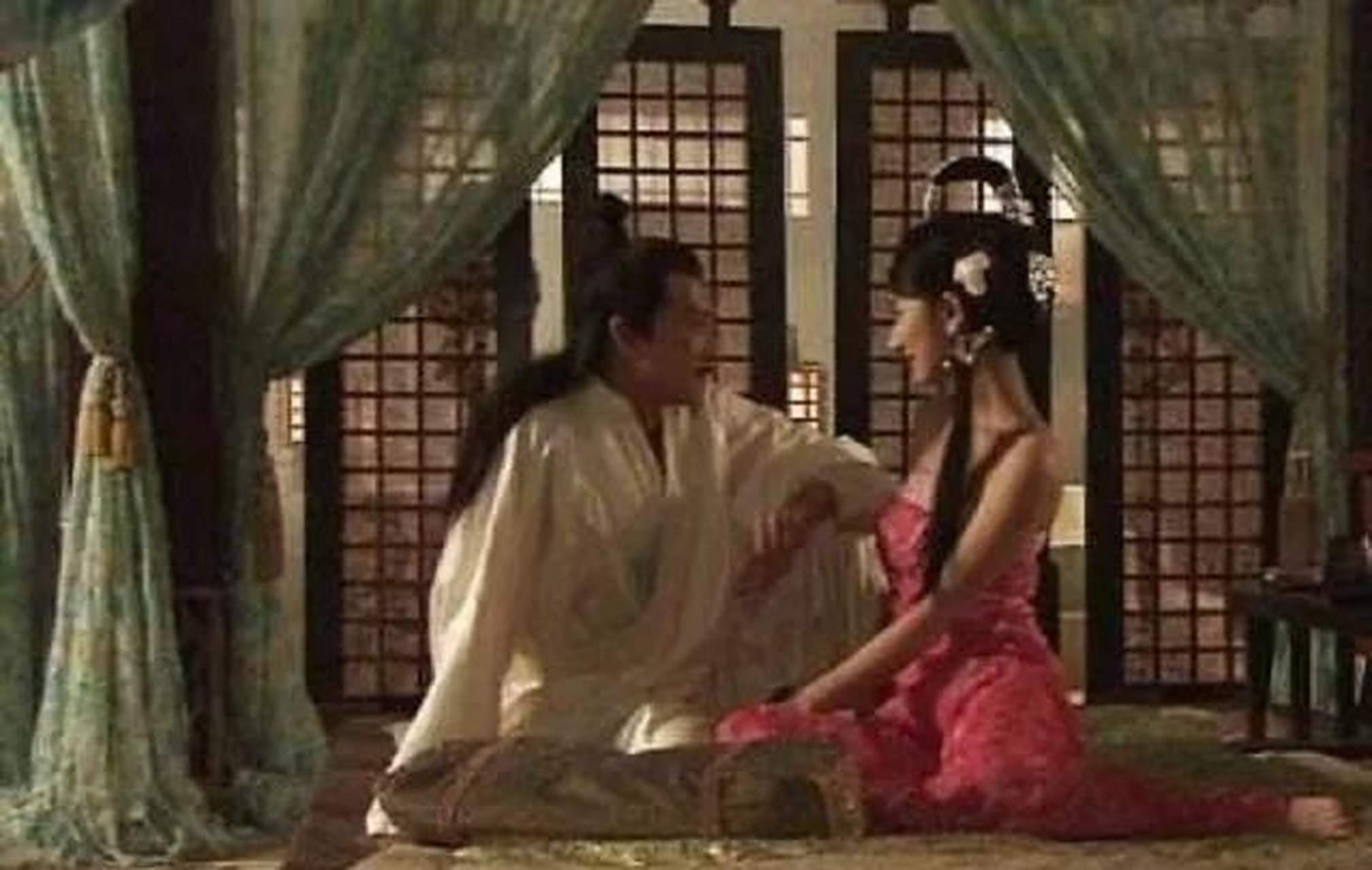 一天，宠妃赵飞燕在汉成帝耳边小声地说：“臣妾的妹妹更加国色天香，不如把她召进宫来
