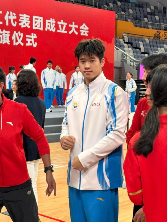 潘展乐全运会校服来了好可爱！还搭配了同色鞋的小巧思