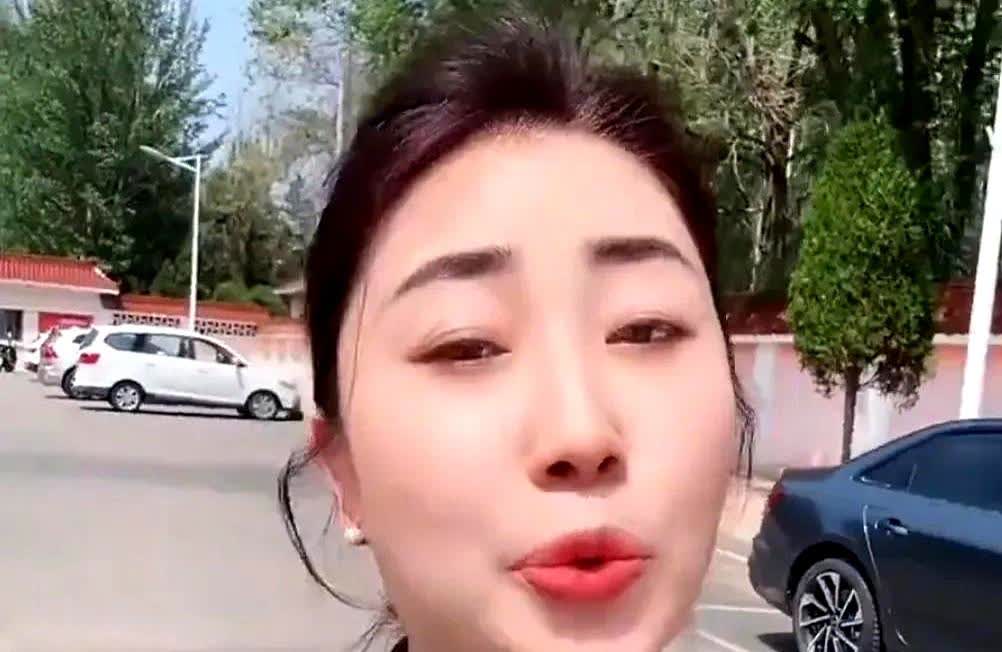 肠子都悔青了！

女子发视频吐槽，老公月薪50000块，却不愿意帮自己亲弟弟