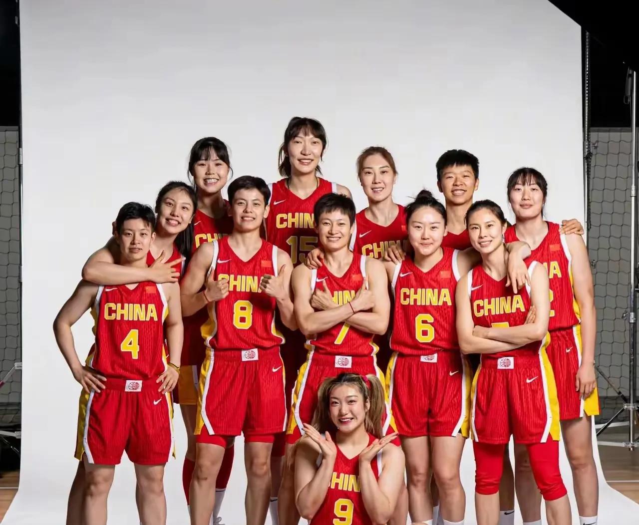 女篮星锐赛名单引关注，23岁以下球员需25岁老将救场，反映国家队青黄不接。昔日世