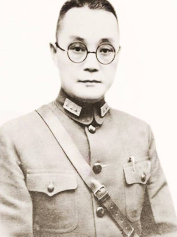 1949年一国军将领正暗中密划起义，百忙间竟意外发现姨太太和军统特务关系亲热，还