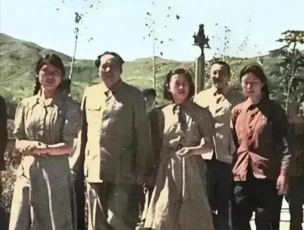 1953年，玉泉山，毛主席与李敏，李讷，刘思齐及随行人员在一起，亲切交谈，笑容满