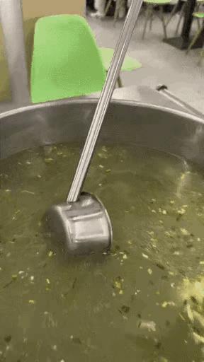 所以说是免费的工作餐！但此人这样操作是不是吃相太难看？……