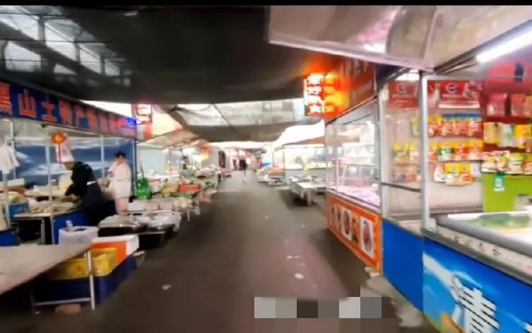 星期六休息，跟媳妇儿回我父母家，路过汪清街边儿上的河东集贸市场，(就是原来新东热