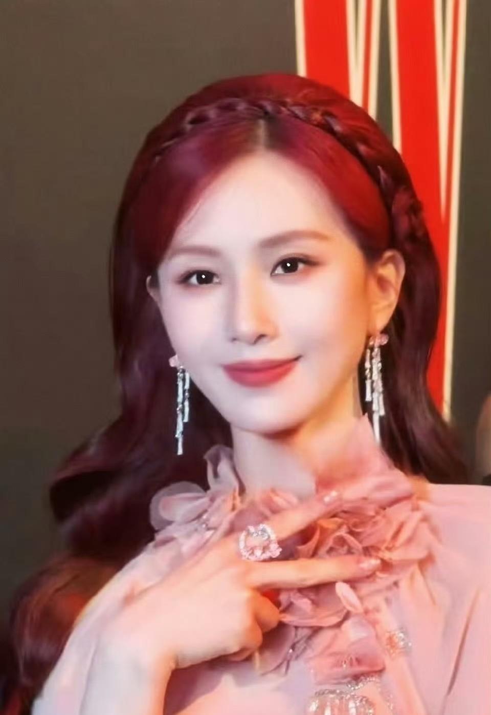今天真的是 
百花齐放
百家争鸣
各各都美若天仙
美得各有各的出彩
是谁还没看过