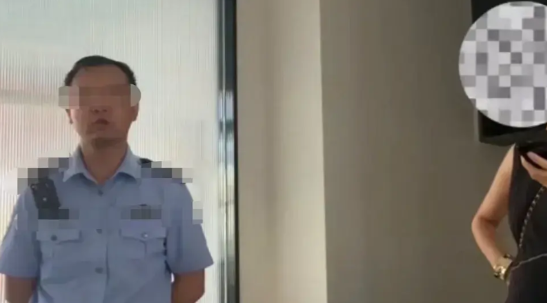 “不能白摸，要赔偿”，这居然是女游客说出的话，这到底是什么情况呢？江西景德镇发生
