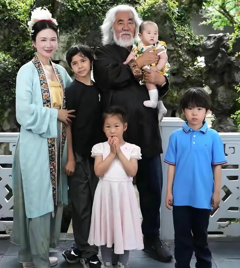 张纪中一家六口合照太甜了！
74岁的老爷子头发全白，但身子骨硬朗得很，抱着小儿子