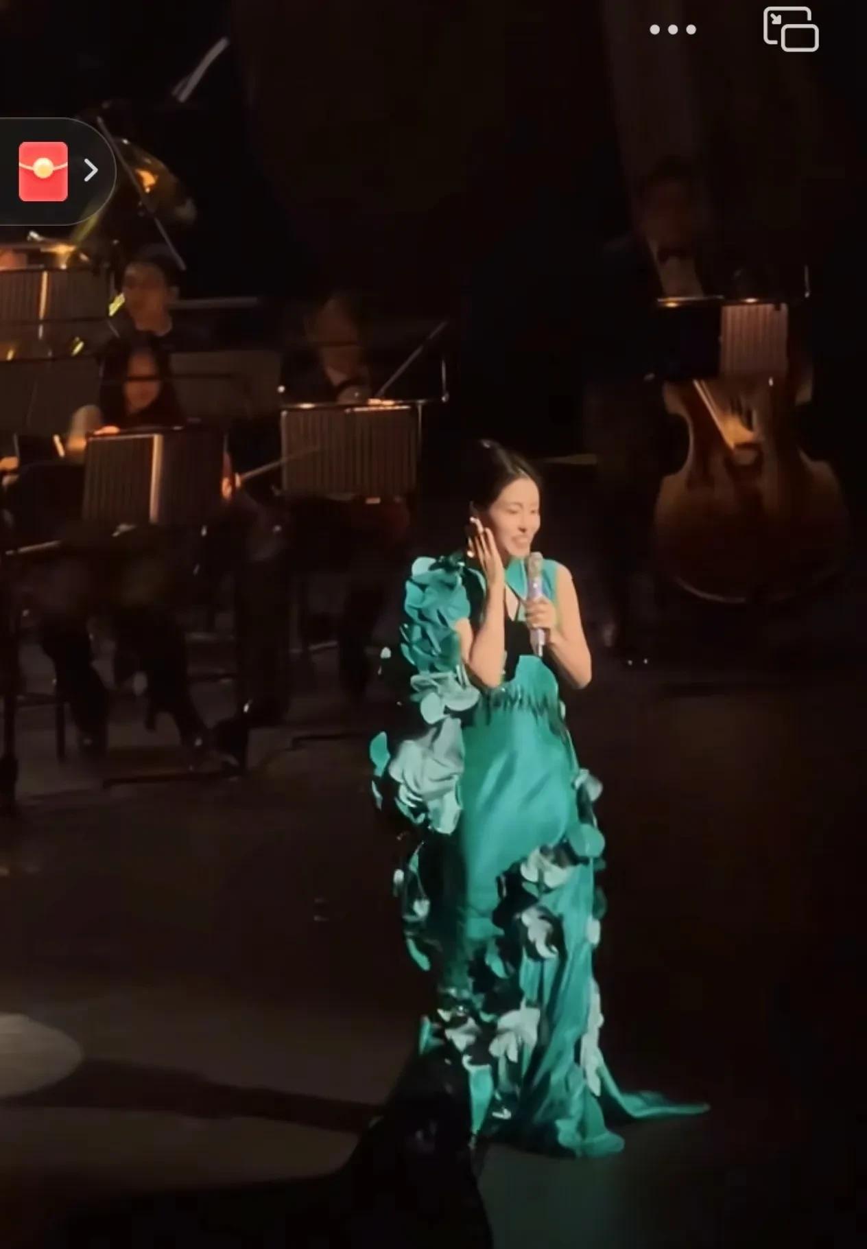 张碧晨新加坡演唱会现场座无虚席，人气爆棚！舞台上的她状态绝佳，一首首经典曲目引发