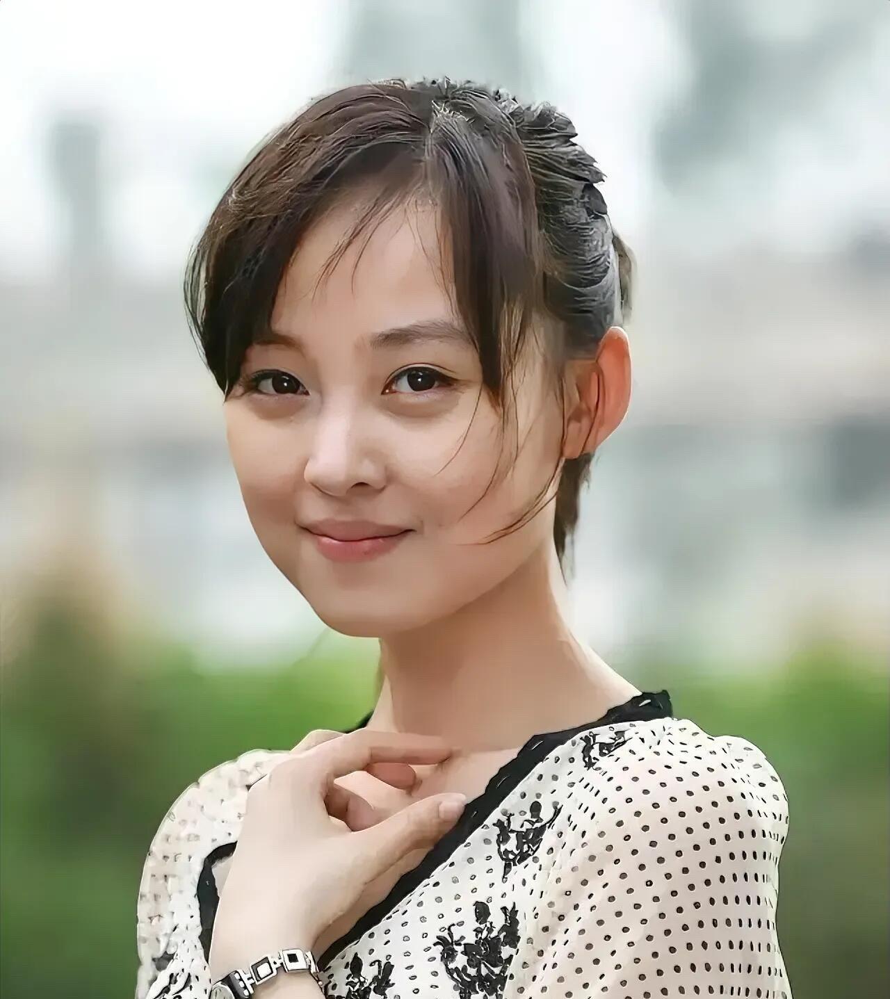 长着一张漂亮精致的脸，虽不曾大紫大红起来，但是她演的戏受到了很多人的喜欢。
这就