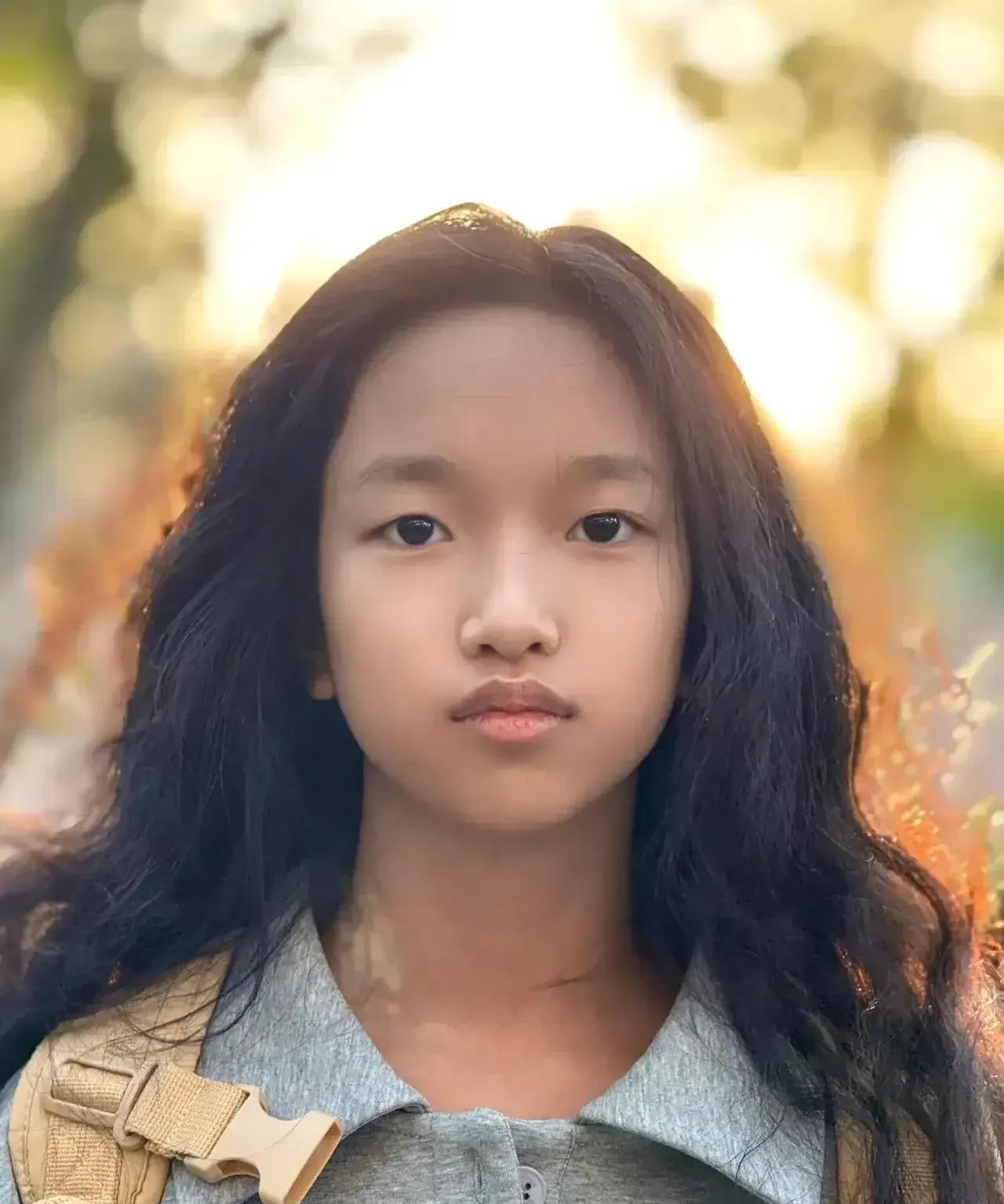 说实话，我很喜欢黄觉女儿这种长相，比那些浓眉大眼或者千篇一律的网红蛇精脸强不知多