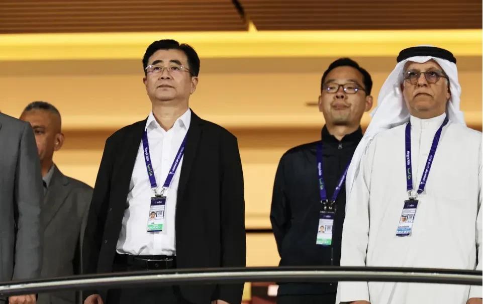 前国脚徐亮近日说“国脚年薪只有500万了，不能再降了，再降就没有人踢球了！”
能