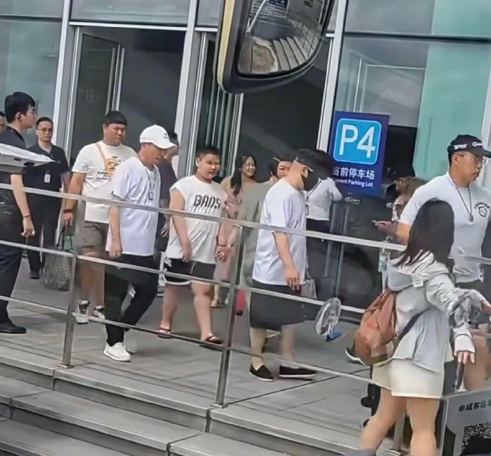 德云社王惠现身上海，牵儿子郭汾阳，又被网友捏造，体重超200斤 ​​​
