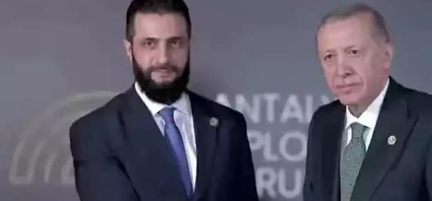 朱拉尼最应该感谢的人就是巴沙尔。
因为欧美国家痛恨巴沙尔，就把朱拉尼当朋友。
