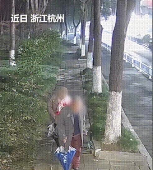 杭州的一对老夫妻，前些天晚上出门散步，顺便想去超市买点东西。

结果没去成超