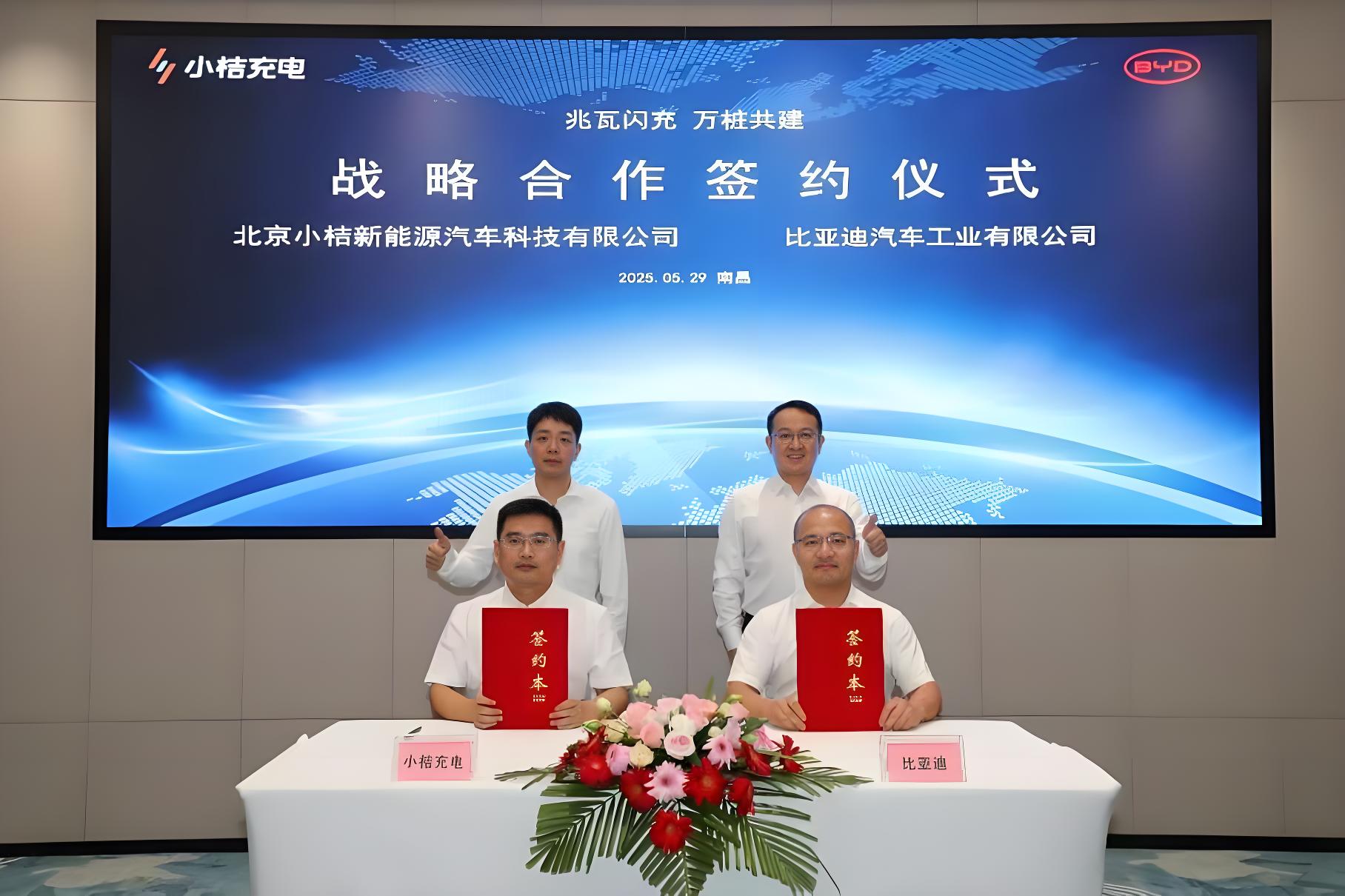 比亚迪联手小桔、新电途共建万座兆瓦闪充桩
2025年5月底，比亚迪在粤港澳车展宣