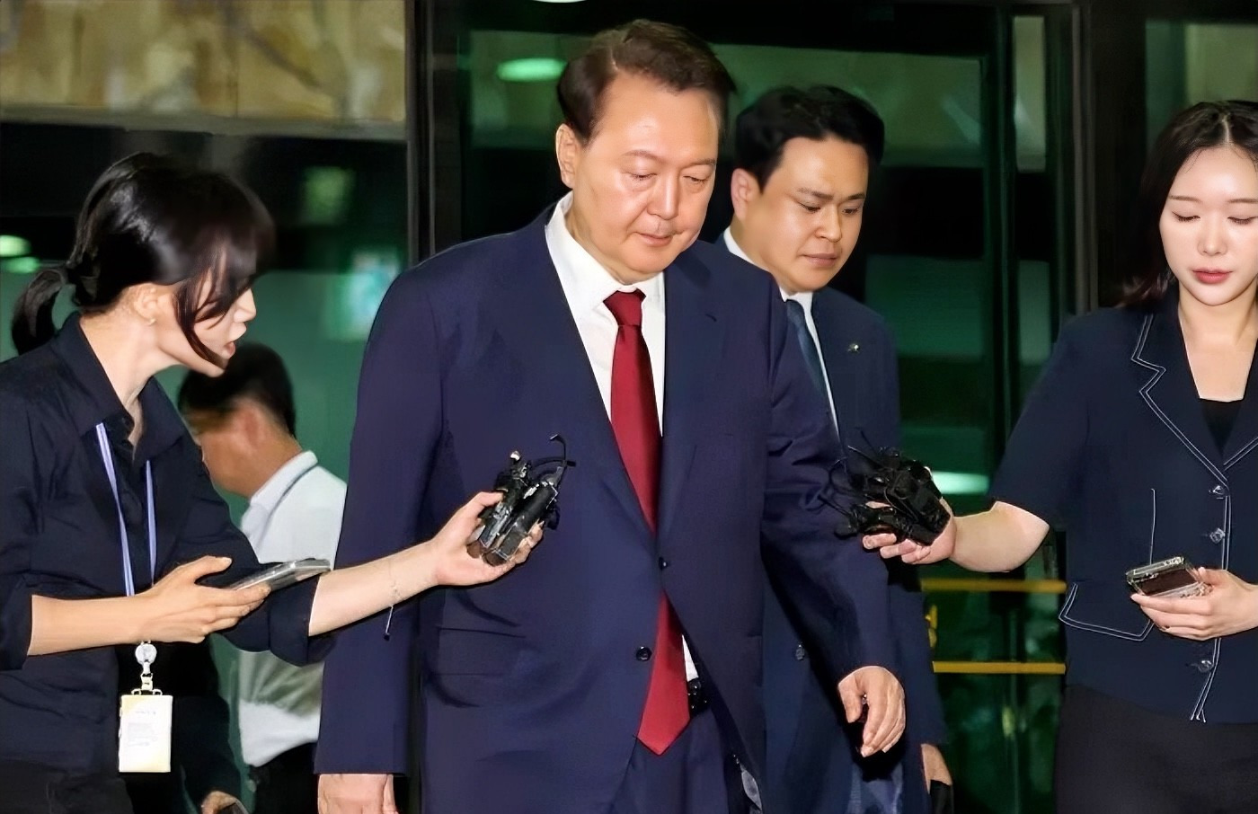 尹锡悦接受调查，配合与否引关注











啥情况？尹锡悦被调查了！这