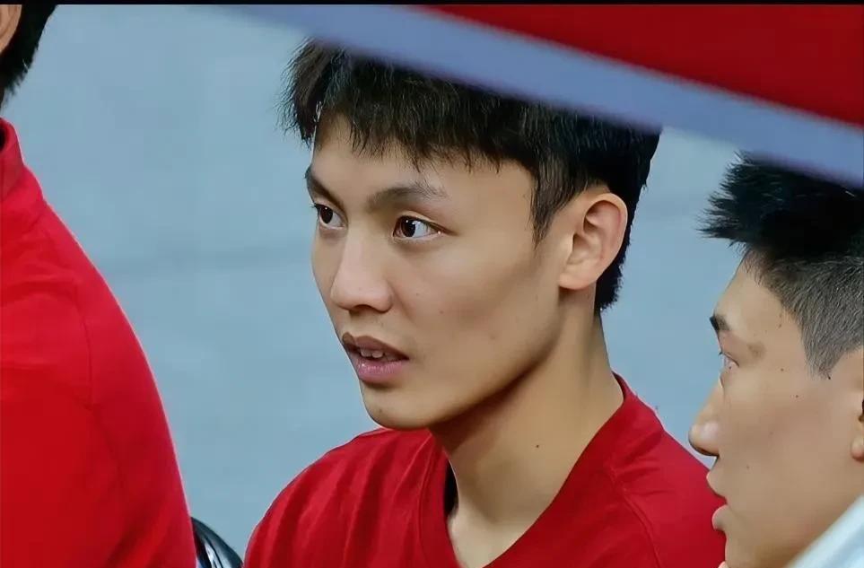 徐杰在国家队的路会好难，
不是他技术不好，
也不是表现不佳，而是
郭士强更看重后