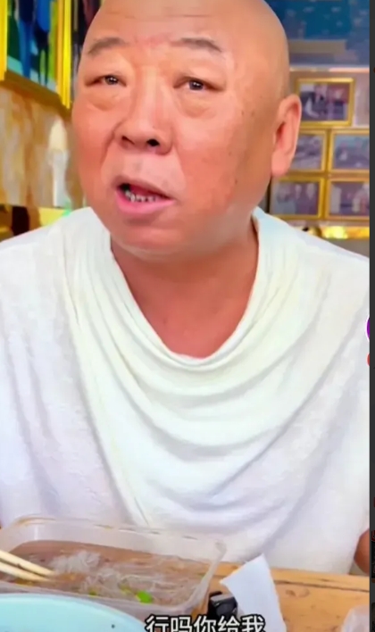 津门餐饮大佬小老最近摊上事了！网友喊他调解相声圈三大顶流的矛盾，他直接摆烂："要