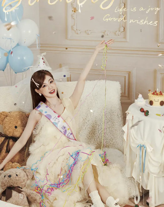 祝绪丹生日照惊艳 蓝色抹胸礼服宛如童话公主