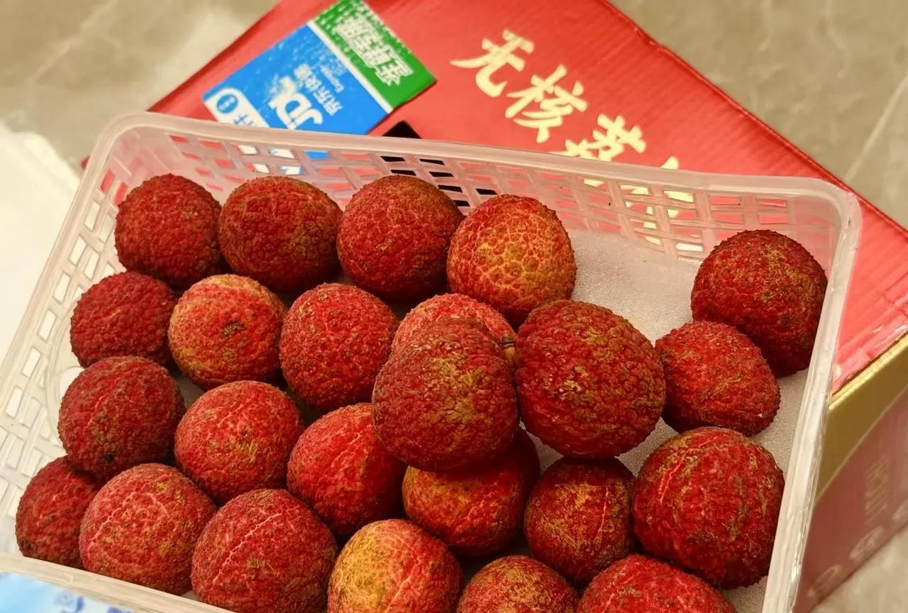 中央八项规定实施以来，对违反其精神的行为的查处越来越严格，除了严禁违规吃喝、超标