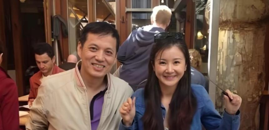 孙菲菲当初到底看上这个男的什么了，图他年纪大会疼人？事实并非如此，这个男是软饭男