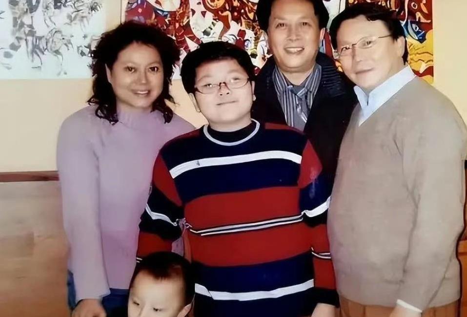 唐国强，73岁，
一个让人心疼的老戏骨，
他本是妥妥的戏骨，是观众心中不可撼动的