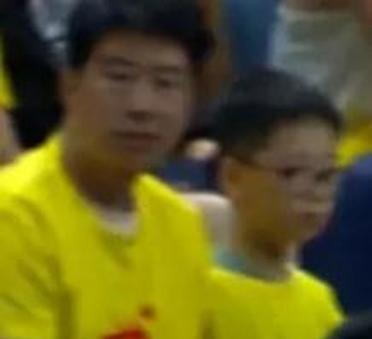 实话实说！胡金秋打五号位，防守能力明显不足，打国际比赛相当吃亏。从防守的角度来看