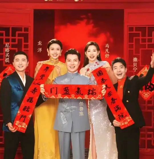 他现在算不算是央视春晚的“一哥”呢？他长着一张特别正派的脸，每次出现都是一副气宇