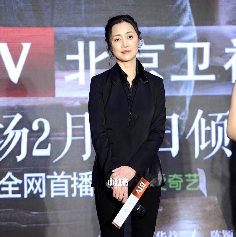 她名气不大，长相也不算漂亮，可是演戏时却十分抢眼。

镜头扫过别人都像温吞水
