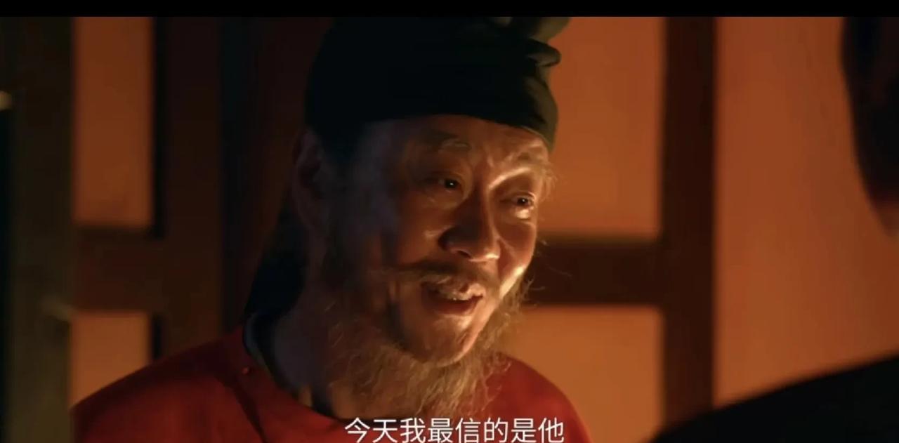 《长安的荔枝》:何有光最信任的人是赵辛民，便把想谋反的事告诉了赵辛民。
赵辛民回