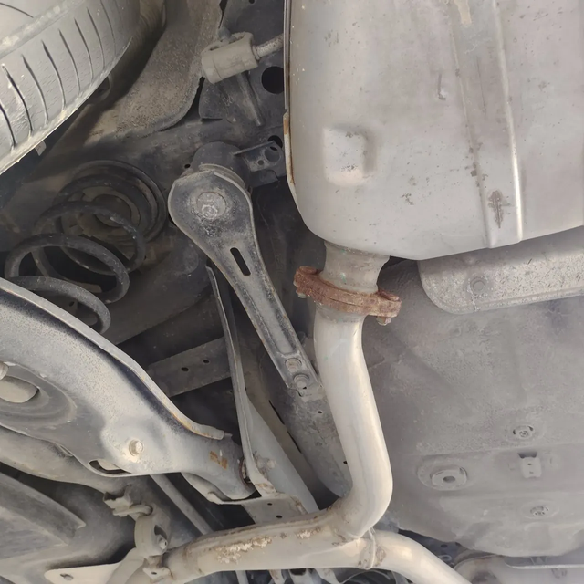 汽车底盘生锈
六年了六万公里，请问大神们这种生锈正常吗？也不说是什么车，反正一颗