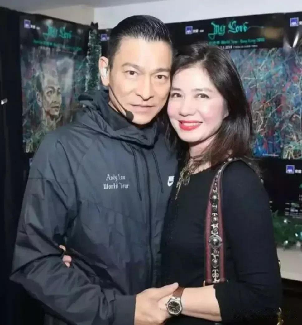 这个是几年前的一张合影。在画面左侧，我们可以看到的是明星刘德华，但在右侧，我们能