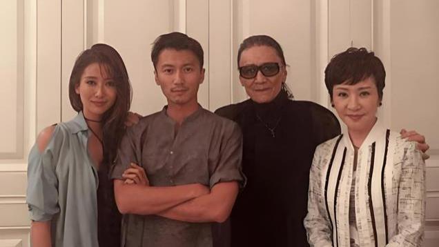谢霆锋和儿子们逛街照曝光！父子神同步，2个儿子正面照都很帅气
