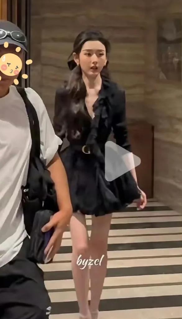 宋祖儿现在真的有点瘦过头了[泣不成声]
有网友在健身房偶遇了宋祖儿，说她身材很薄