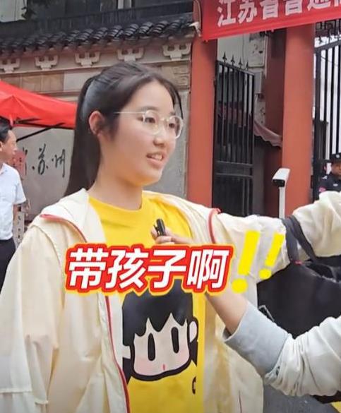 “差点解释不清了！”江苏，高考女生从考场出来，记者问她考完最想干什么？怎料，女孩