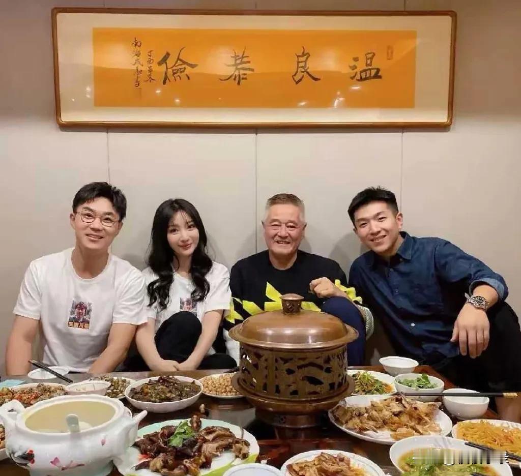 柳岩，大鹏和赵本山老师聚餐，真是接地气，这是炕桌吧，感觉坐着很舒适。 大鹏真是柳