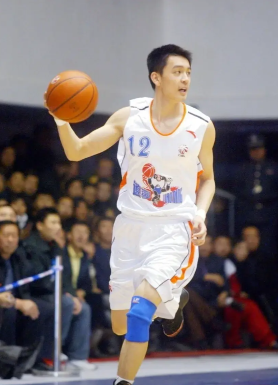 杨鸣当年为了保留体制内身份，拒绝新疆队开出的百万年薪合同，宁愿给郭艾伦和赵继伟当