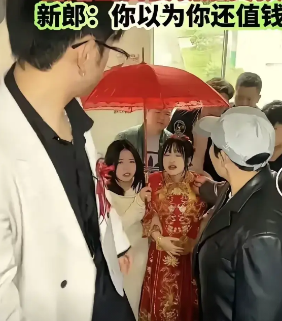 六个月身孕的新娘回婚房，爬不动楼梯，新郎不但不搀扶，反倒说：“你以为你还值钱吗？