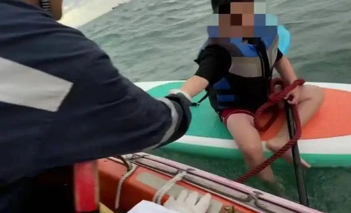 看完背后一凉！海南，10岁小男孩划船时遭遇八级大风，独自被困海上5小时，随时有可
