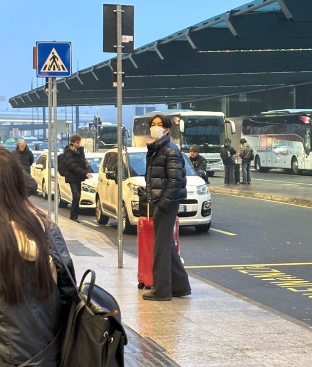 钟汉良带妻子现身米兰，51岁身形很有少年感，老婆出镜与他超般配 ​​​