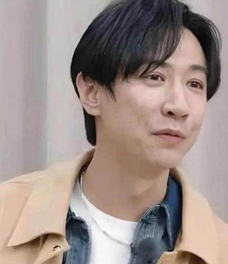 董璇还是有眼光的，
这个男人属于耐看型，而且两人还有夫妻相。