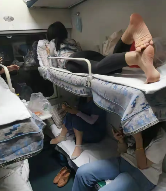 坐长途火车遇到这种情况该怎么样才不尴尬？