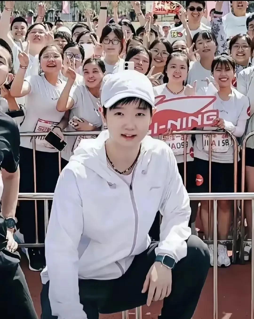 你们见过这样干净、单纯的孩子吗？莎莎就算不打乒乓球，我也照样喜欢她。
喜欢他从来