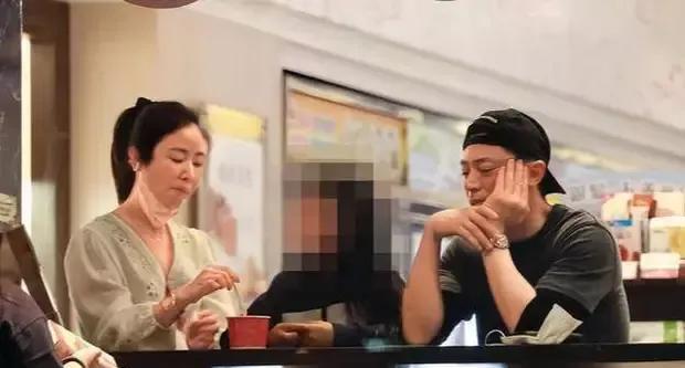 霍建华，林心如带女儿逛街，一家三口超温馨，满眼都是对女儿的爱。
这难得一见的一家