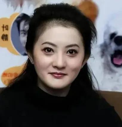 当年红遍大江南北的″小婉君”金铭，如今44岁了，仍是孤身一人，住在北京的一套三居