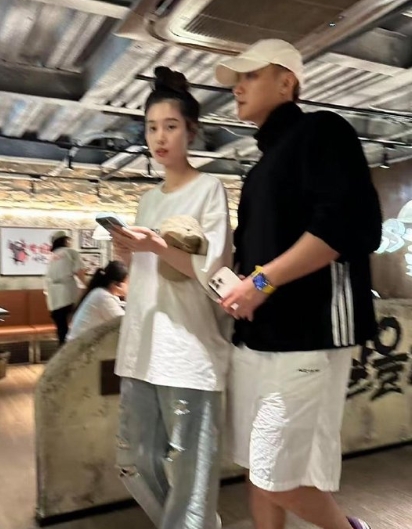 黄子韬和老婆徐艺洋在北京外出吃饭，女方的打扮很少女，夫妻俩看着很般配！