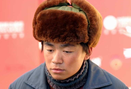 2004年，《天下无贼》的拍摄现场，冯小刚突然胃疼到趴在地上一动不动，得知消息后